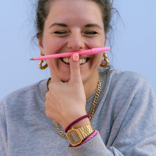 Simone Francooijs cheerleader met een pen